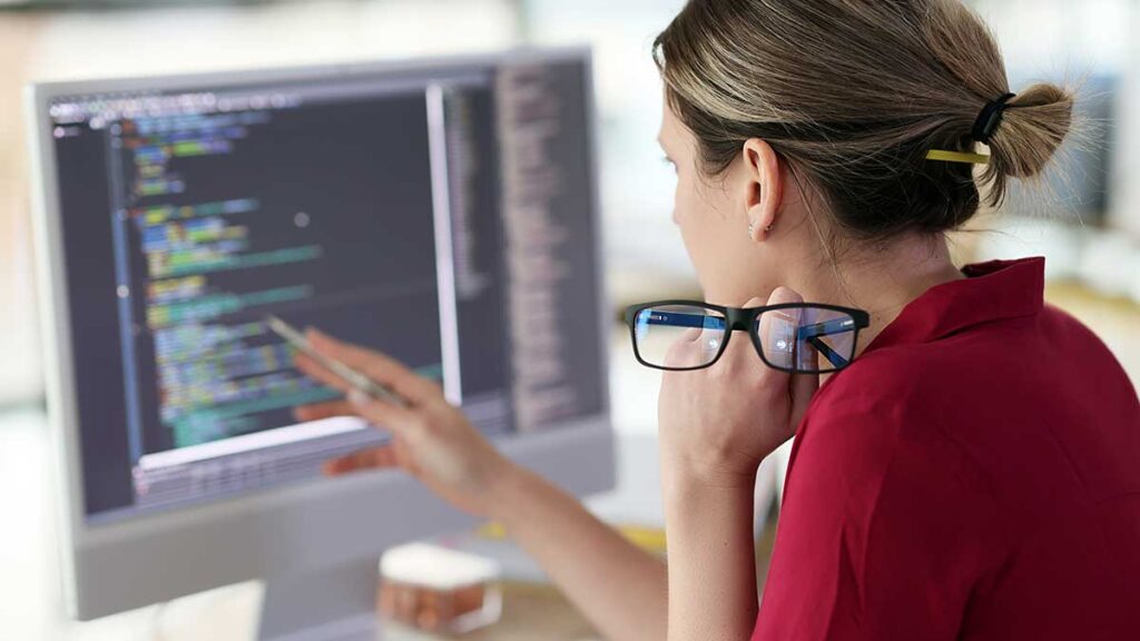 Pracownik firmy technologicznej sprawdza dokumenty zielonej karty po zawieszeniu pracodawców w programie PERM