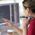 Pracownik firmy technologicznej sprawdza dokumenty zielonej karty po zawieszeniu pracodawców w programie PERM