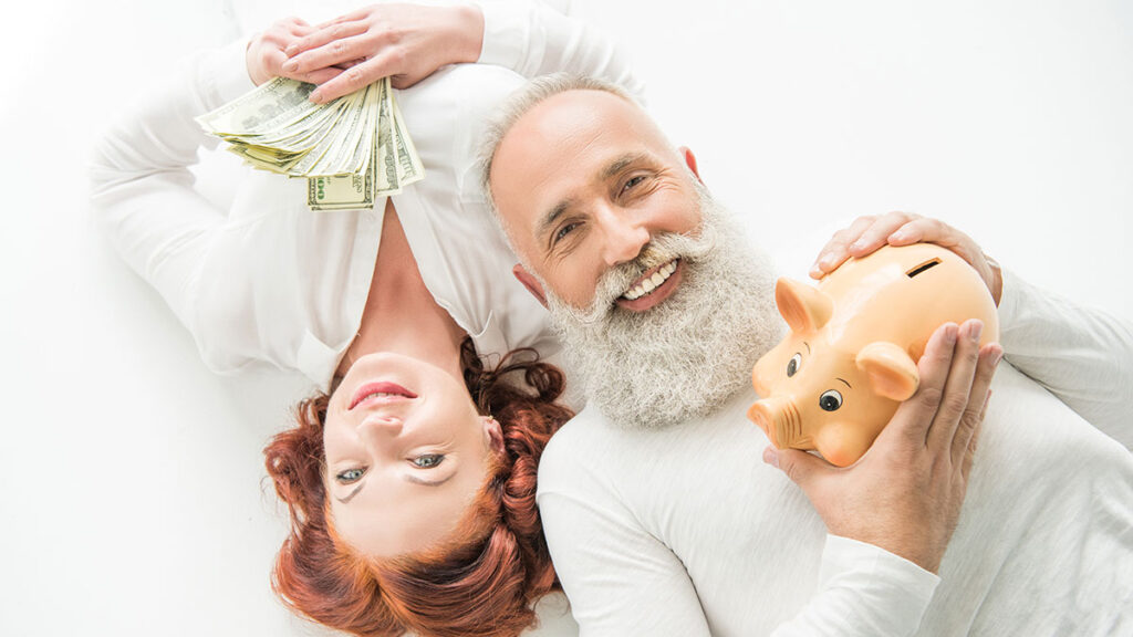 Senior couple with a piggy bank – which income counts toward Social Security