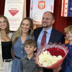 Marcin Rybak z bukietem biało-czerwonych róż, z żoną i dziećmi, po wyborze na Wielkiego Marszałka 90. Parady Pułaskiego