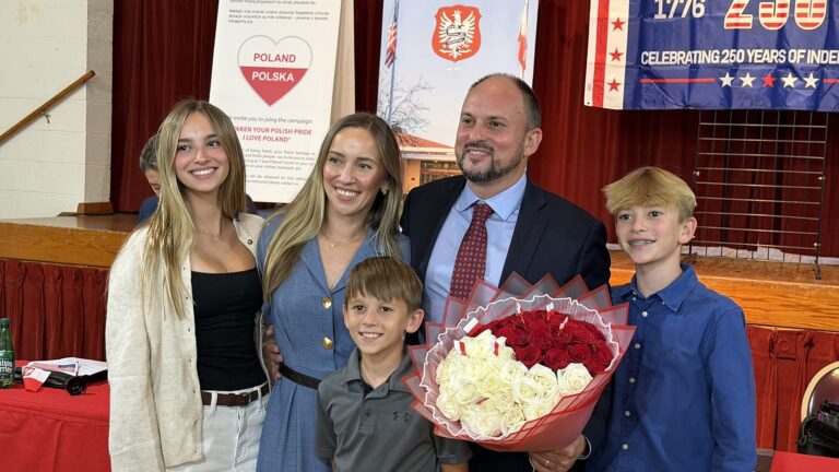 Marcin Rybak z bukietem biało-czerwonych róż, z żoną i dziećmi, po wyborze na Wielkiego Marszałka 90. Parady Pułaskiego