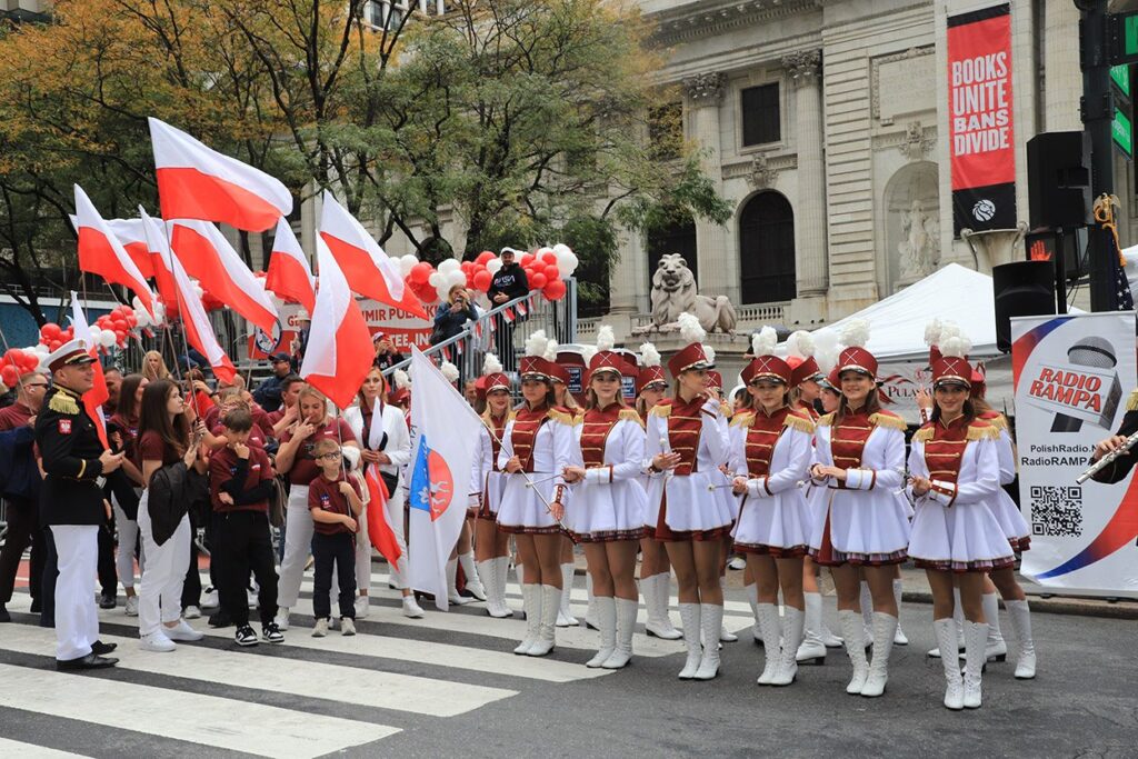 89. Parada Pułaskiego w Nowym Jorku – początek parady przy trybunie honorowej