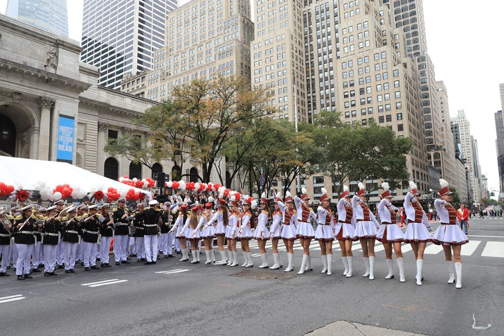 89. Parada Pułaskiego w Nowym Jorku – początek parady przy trybunie honorowej
