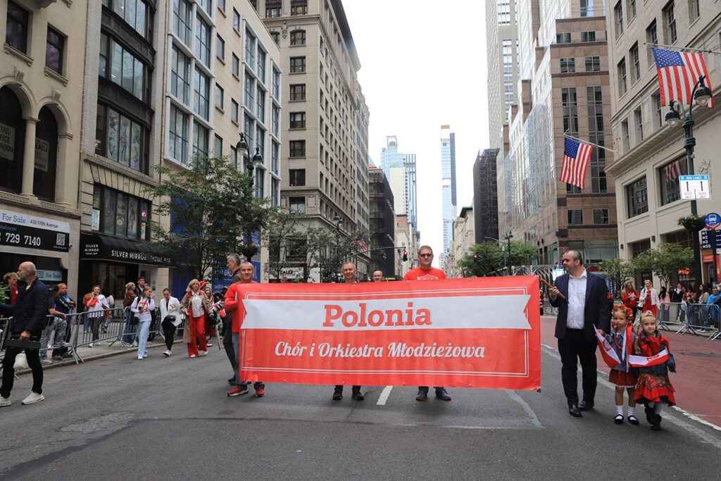 89. Parada Pułaskiego w Nowym Jorku – początek parady przy trybunie honorowej