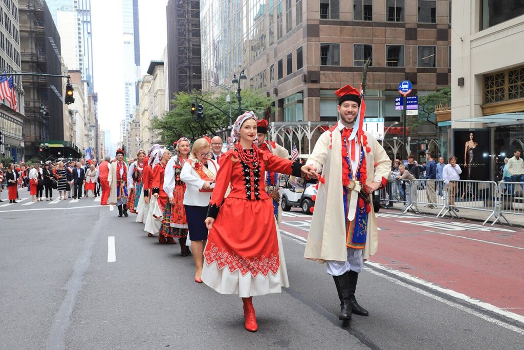 89. Parada Pułaskiego w Nowym Jorku – początek parady przy trybunie honorowej