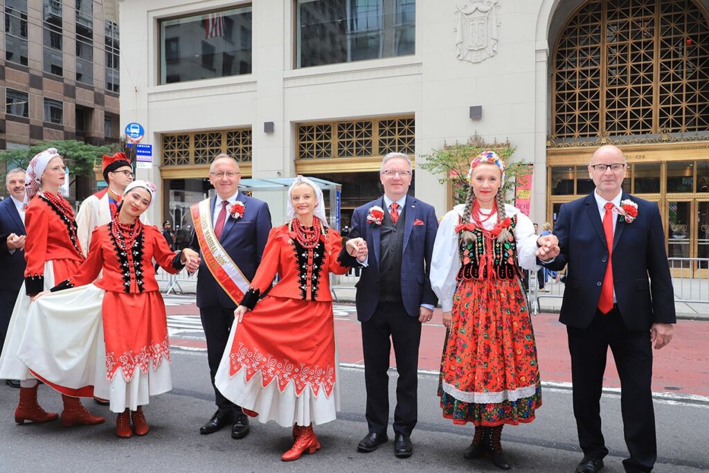 89. Parada Pułaskiego w Nowym Jorku – początek parady przy trybunie honorowej