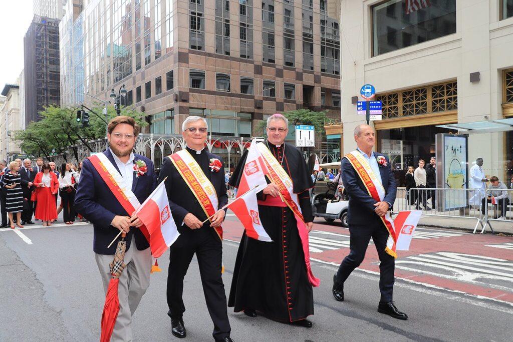 89. Parada Pułaskiego w Nowym Jorku – początek parady przy trybunie honorowej