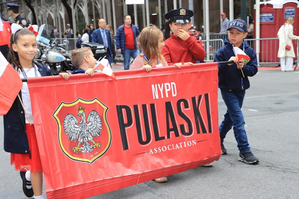 89. Parada Pułaskiego w Nowym Jorku – początek parady przy trybunie honorowej