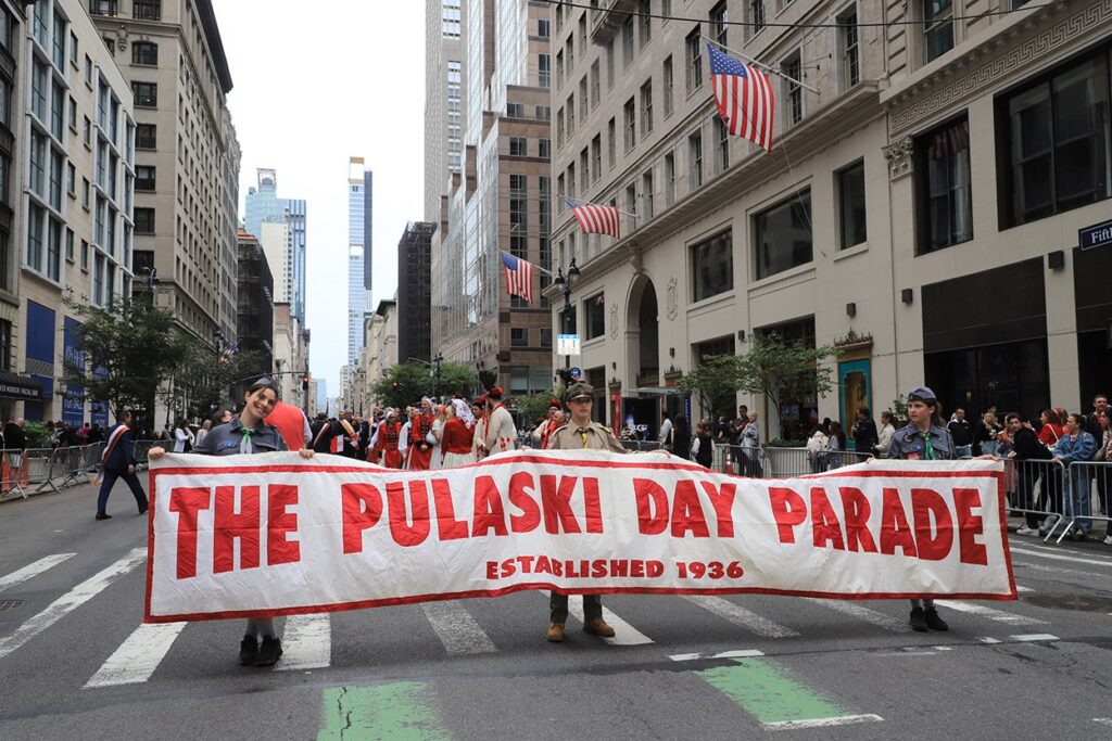 89. Parada Pułaskiego w Nowym Jorku – początek parady przy trybunie honorowej
