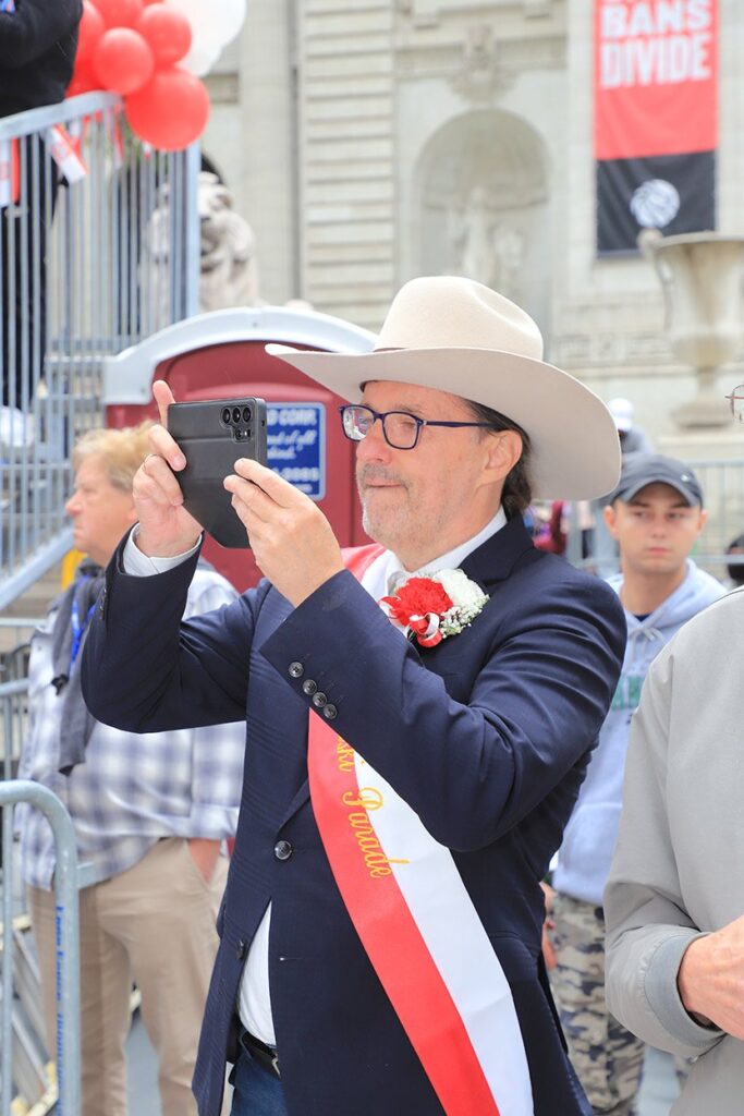 89. Parada Pułaskiego w Nowym Jorku – początek parady przy trybunie honorowej