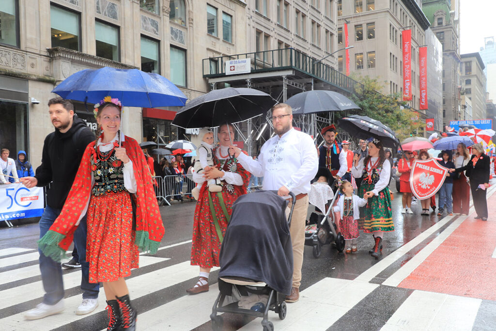 89. Parada Pułaskiego w Nowym Jorku – konsulat, unia kredytowa i samolot LOT-u