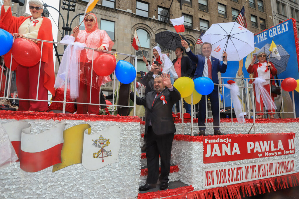 89. Parada Pułaskiego w Nowym Jorku – konsulat, unia kredytowa i samolot LOT-u