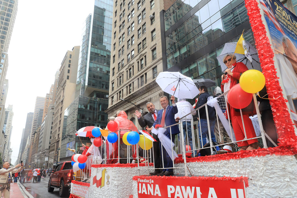 89. Parada Pułaskiego w Nowym Jorku – konsulat, unia kredytowa i samolot LOT-u