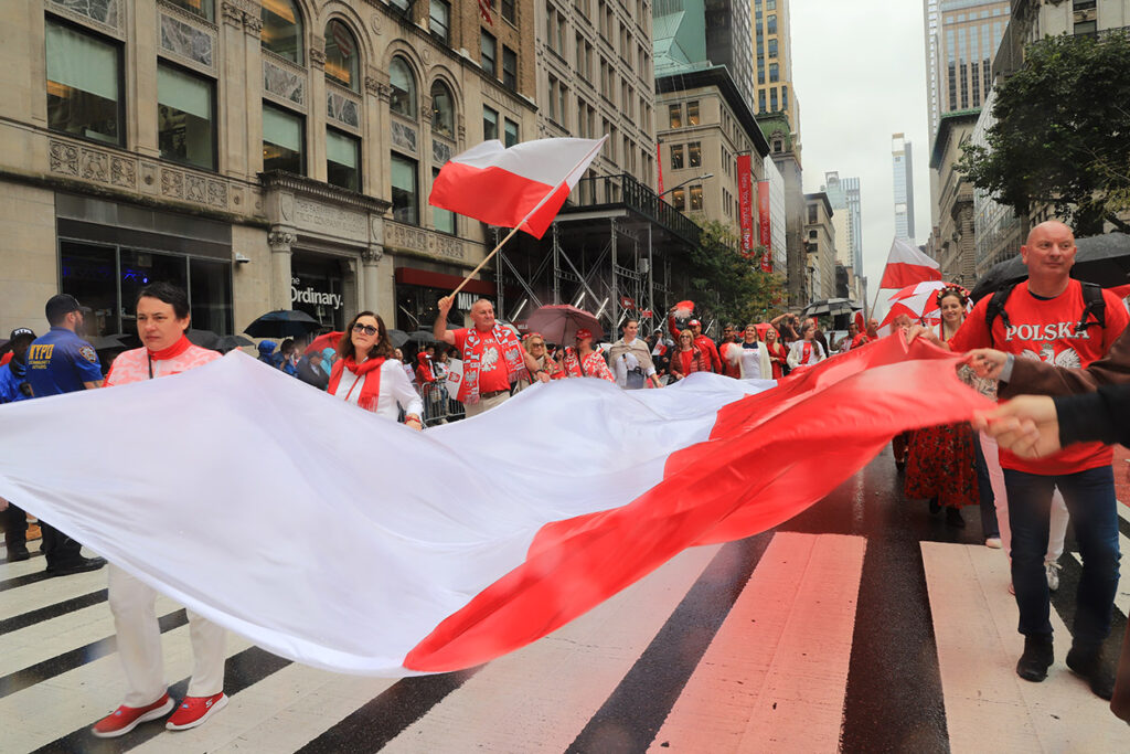 89. Parada Pułaskiego w Nowym Jorku – konsulat, unia kredytowa i samolot LOT-u