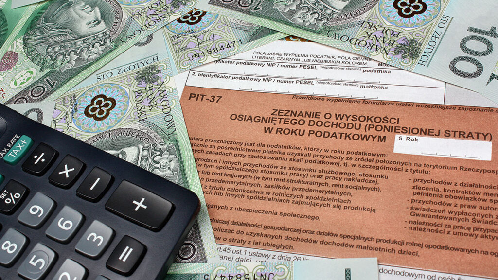 Banknotes, calculator and a Polish tax form – when the Polish tax office can check your bank account