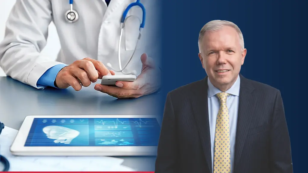 Dr Adam S. Budzikowski, kardiolog, obok zdjęcia lekarza z tabletem